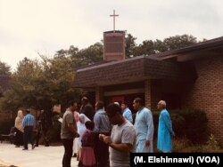 Muslim Amerika dari berbagai negara menjalankan ibadah sholat Idul Adha di Gereja Saint Andrews, Burke, Virginia, 21 Agustus 2018.
