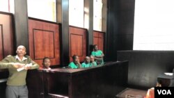 Some of the people arrested after an opposition protest follow proceedings at Harare Magistrates’ Court in Aug. 2018. (C. Mavhunga/VOA)