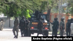 Les forces de sécurité sur une rue, au Mozambique, 9 octobre 2017.