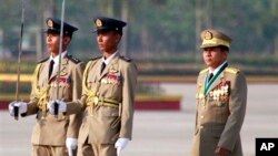 မြန်မာစစ်ဦးစီးချုပ် မင်းအောင်လှိုင် တပ်မတော်နေ့ စစ်ရေးပြအခမ်းအနား တက်ရောက်စဉ်။ (မတ် ၂၇၊ ၂၀၁၂)