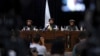 Glasnogovornik talibana Zabihullah Mudžahid, u sredini, govori na svojoj prvoj konferenciji za novinare, u Kabulu, Afganistan, utorak, 17. avgusta 2021.