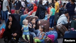 Para warga Palestina menunggu untuk dapat melintasi pos perbatasan Rafah menuju Mesir yang ditutup oleh pemerintah Mesir (24/8).