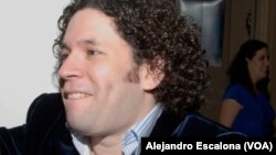 ARCHIVO- El director de la Filarmónica de Los Angeles, Gustavo Dudamel, luego de una presentación en el Kennedy Center para las Artes Escénicas. Washington, D.C., 19-5-2010.