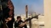 شورشیان سوریه زیر آتش هلیکوپتر و تانک 