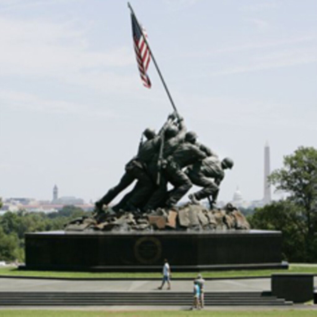 美国海军陆战队战争纪念雕像是位于美国弗吉尼亚州阿灵顿县的一座国家纪念雕像, 记录了1945年2月23日6 名海军陆战队员在二战硫磺岛战役期间在折钵山山顶升起美国国旗，其中三人在与日本人作战时阵亡。(photo:VOA)