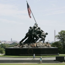 美国海军陆战队战争纪念雕像是位于美国弗吉尼亚州阿灵顿县的一座国家纪念雕像, 记录了1945年2月23日6 名海军陆战队员在二战硫磺岛战役期间在折钵山山顶升起美国国旗，其中三人在与日本人作战时阵亡。