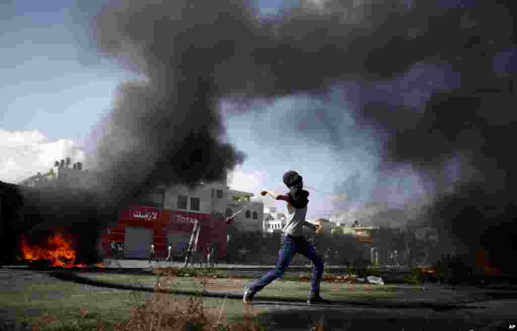 فلسطینی مظاہرین کی جانب سے یہودیوں کے ایک مقدس مقام کو نذرِ آتش کرنے کے واقعے کے بعد مغربی کنارے اور غزہ کی فضا سخت کشیدہ ہے۔