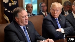 Presiden AS Donald Trump (kanan) mendengarkan keterangan dari Menteri Luar Negeri, Mike Pompeo (kiri) dalam rapat kabinet, 18 Juli 2018, di Gedung Putih, Washington, DC.