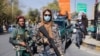 Pasukan Taliban berjaga-jaga selama protes oleh perempuan di Kabul, Afghanistan, 21 Oktober 2021. (Foto: AP)
