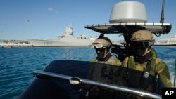 Marinos noruegos patrullan las aguas alrededor de la fragata HNOMS Helge Ingstadt, que escoltará las armas químicas una vez salgan de Siria.