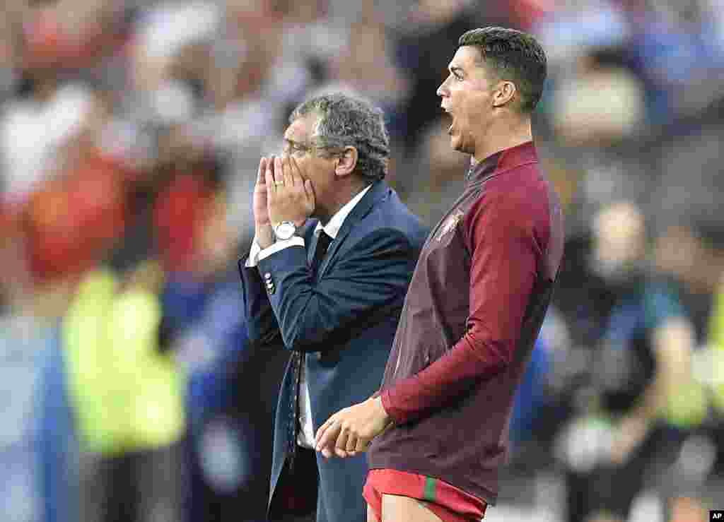 Cristiano Ronaldo et l&#39;entraîneur du Portugal Fernando Santos poussent le Portugal dans les derniers moments du match, 10 juillet 2016.