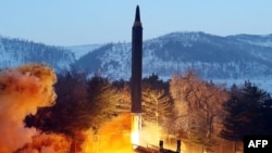 북한은 "국방과학원과 제2경제위원회를 비롯한 해당 기관의 계획에 따라 1월 30일 지상대지상중장거리탄도미사일 '화성-12형' 검수 사격 시험을 진행했다"며 사진을 공개했다.