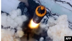 북한이 지난 1월 지대지상중장거리탄도미사일 '화성-12형' 검수 사격 시험을 진행했다며 관영 매체를 통해 공개한 장면. (자료사진)