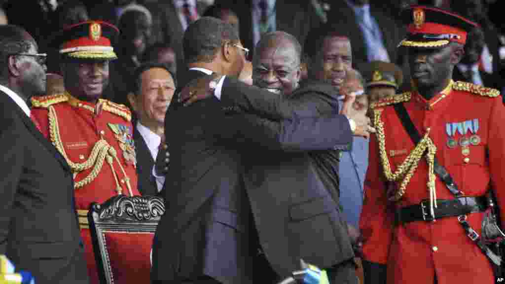 Le nouveau président de la Tanzanie John Pombe Magufuli (centre-droite) est félicité par son prédécesseur Jakaya Kikwete (centre-gauche) derrière lequel se tient, à gauche, le président du Zimbabwe Robert Mugabe, 5 novembre 2015. (AP Photo/Khalfan Said)