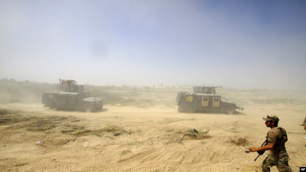 Iraqi security forces advance their positions during the fight against Islamic State militants in Fallujah, Iraq, June 15, 2016. 