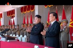 Lãnh tụ Bắc Triều Tiên Kim Jong Un và giới chức cấp cao của Trung Quốc Lưu Vân Sơn trong lễ kỷ niệm 70 năm ngày thành lập Đảng Lao động đương quyền tại Bình Nhưỡng, ngày 10/10/2015.