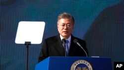 Presiden Korea Selatan Moon Jae-in menyampaikan pidato di Aula Penjara Bersejarah Seodaemun, Seoul, Korea Selatan, 1 Maret 2018. 