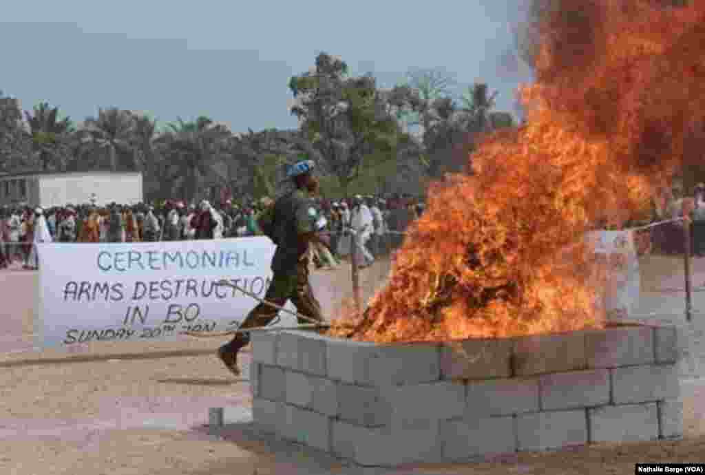 Cérémonie de destruction d&rsquo;armes à Bo pour célébrer la fin de la guerre en Sierra Leone, janvier 2002. (Nathalie Barge, VOA)