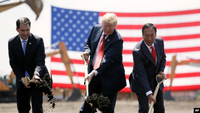 特朗普总统（左二），富士康创始人兼董事长郭台铭（右二），以及众议员保罗.瑞安（右）参加富士康科技集团在美国威斯康星州的奠基仪式。（2018年6月28日）