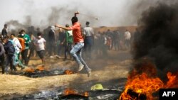 Un manifestant palestinien de Gaza utilisant un lance-pierre contre les forces de sécurité israéliennes, le 6 avril 2018.