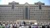 تجمع اعتراضی گروهی از کارگران مقابل ساختمان مجلس در تهران - ۱ مهر ۱۳۹۳ 