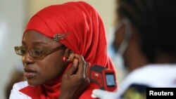 Ebola bilan og’rigan odam isitmalab, qayt qiladi, ichi ketib, mushaklari og’riydi, og’iz, quloq va ko’zidan qon oqishi mumkin.