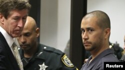 George Zimmerman (derecha) con su abogado Mark O'Mara, en su primera aparición en corte por la muerte del joven Trayvon Martin.
