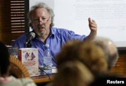 FILE - U.S writer Peter Kornbluh speaks to an audience about "Back Channel to Cuba," in Havana, Oct. 13, 2014. Kornbluh thinks President Barack Obama will use his speech to Cubans as a way to find common ground between the two countries.