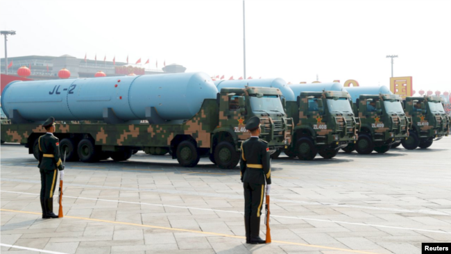 中共建政70周年的十一阅兵展示了巨浪2型潜射洲际弹道核导弹(资料照片)