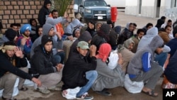 Egyptian workers wait after having crossing the Tunisian border at the Ras Jdir border crossing between Libya and Tunisia, Feb. 20, 2015. 