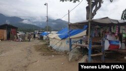 Seorang warga yang berjalan di kejauhan diantara bangunan sederhana dan tenda-tenda darurat di Balaroa, Kota Palu, Sulawesi Tengah, 20 September 2019. (Foto: Yoanes Litha)