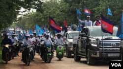 រូបឯកសារ៖ សកម្មភាព​នៃ​ការដង្ហែក្បួន​ឃោសនា​នៅ​ថ្ងៃទី ២៧ ខែកក្កដា ឆ្នាំ២០១៨​ របស់​គណបក្ស​ប្រជាជន​កម្ពុជា​នៅ​តាម​ដង​ផ្លូវ​នានា​ក្នុង​ក្រុង​សៀមរាប ខេត្តសៀមរាប។ (ធីតា វីន/វីអូអេ)