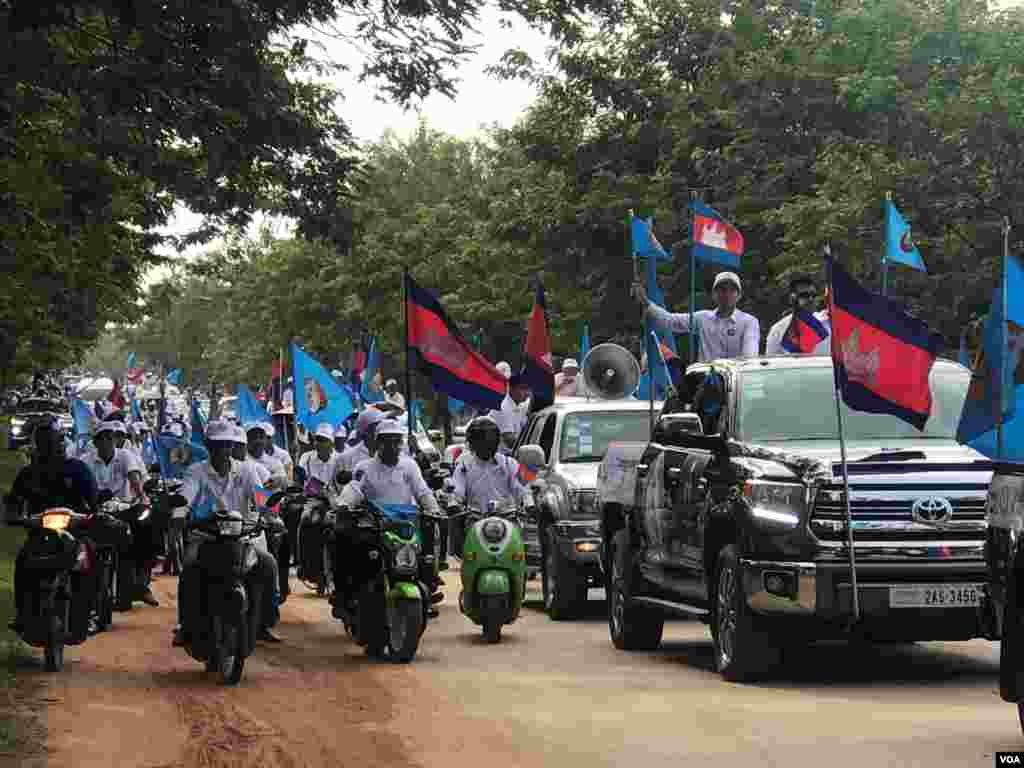 សកម្មភាពនៃការដង្ហែក្បួនឃោសនានៅថ្ងៃទី ២៧ ខែកក្កដា ឆ្នាំ២០១៨របស់គណបក្សប្រជាជនកម្ពុជានៅតាមដងផ្លូវនានាក្នុងក្រុងសៀមរាប ខេត្តសៀមរាប។ (ធីតា វីន/VOA)