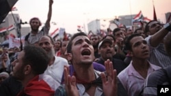 开罗解放广场上的示威者喊口号，等待公布选举结果