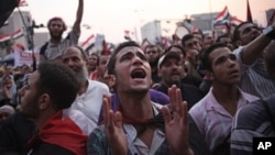 Manifestantes se concentran en la Plaza Tahrir en El Cairo expectantes por conocer los resultados de la votación.