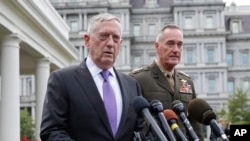 Menteri Pertahanan AS Jim Mattis (kiri) didampingi Jenderal tertinggi AS Joseph Dunford memberikan pernyataan keras terhadap Korea Utara di halaman Gedung Putih, Minggu (3/9). 