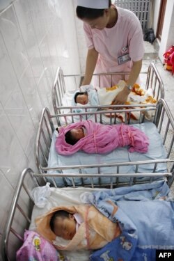 Seorang perawat merawat beberapa bayi yang baru lahir di sebuah rumah sakit di Huaibei, Provinsi Anhui, China timur. (Foto: AFP)