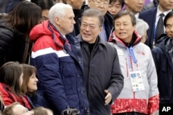 마이크 펜스(가운데 왼쪽) 미국 부통령이 10일 강릉 아이스아레나에서 문재인(가운데) 한국 대통령의 이야기를 듣고있다.