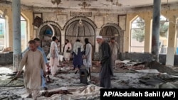 Cảnh đổ nát bên trong khu vực bị đánh bom ở tỉnh Kunduz