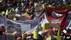 Thousands march through Cape Town in a protest by the powerful COSATU labor body, marking the latest sign of tensions within the ANC-led government, March 7, 2012.