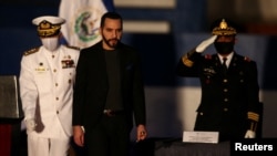 El presidente de El Salvador participa en una ceremonia de despliegue del plan de Control Territorial y graduación de oficiales del ejército en la Academia Militar Capitán Gerardo Barrios en Antiguo Cuscatlán, El Salvador el 15 de diciembre de 2021.