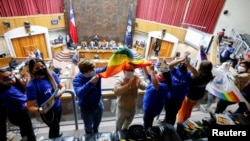 Chilenos reaccionan durante una sesión del Senado para aprobar un proyecto de ley de matrimonio entre personas del mismo sexo en Valparaíso, Chile, el 7 de diciembre de 2021.