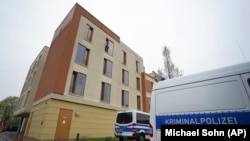 Mobil-mobil polisi terparkir di belakang 'Thusnelda von Saldern Haus' di Klinik Oberlin di Potsdam dekat Berlin, Jerman, Kamis, 29 April 2021. Polisi mengatakan seorang perempuan ditahan setelah empat orang ditemukan tewas di klinik itu. (Foto: Michael So