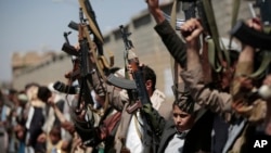 Warga suku-suku di Yaman pendukung pemberontak Houthi mengacungkan senjata dalam aksi unjuk rasa di Sana'a awal bulan ini (foto: ilustrasi).