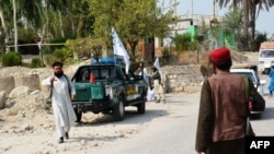Anggota Taliban sedang melakukan pemeriksaan di dekat lokasi ledakan di Jalalabad, Afghanistan, pada 18 September 2021. (Foto: AP)