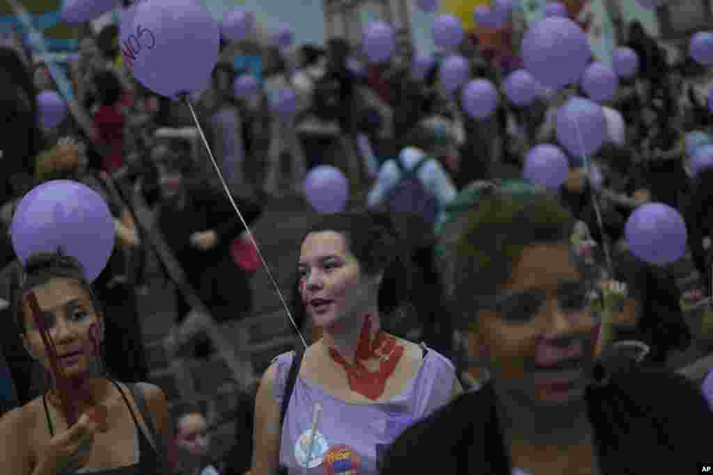 Para perempuan berpartisipasi dalam demonstrasi melawan kekerasan berbasis gender di Rio de Janeiro, Brazil (25/10). Perempuan di Brazil mengorganisir demonstrasi-demonstrasi yang mengutuk kekerasan terhadap perempuan menyusul terjadinya pemerkosaan beramai-ramai terhadap seorang perempuan di pinggir kota Rio de Janeiro oleh terduga pengedar narkoba. (AP/Leo Correa)