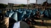Migrantes venezolanos son vistos en un coliseo donde se instaló un campamento temporal, luego de huir de su país debido a operaciones militares, según la agencia colombiana de migración, en Arauquita, Colombia, 27 de marzo de 2021.