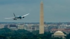 Máy bay Boeing 787-9 đầu tiên của Vietnam Airlines bay ngang qua tượng đài Washington ở thủ đô Mỹ hồi tháng 7/2015. Hãng hàng không quốc gia Việt Nam vừa có được giấy phép để bay thẳng tới Mỹ. (Screenshot of Australianaviation.Com.Au)