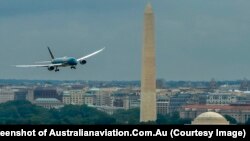 Máy bay Boeing 787-9 đầu tiên của Vietnam Airlines bay ngang qua tượng đài Washington ở thủ đô Mỹ hồi tháng 7/2015. Hãng hàng không quốc gia Việt Nam vừa có được giấy phép để bay thẳng tới Mỹ. (Screenshot of Australianaviation.Com.Au)