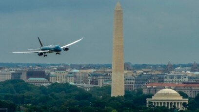 Máy bay Boeing 787-9 đầu tiên của Vietnam Airlines bay ngang qua tượng đài Washington ở thủ đô Mỹ hồi tháng 7/2015. Hãng hàng không quốc gia Việt Nam vừa có được giấy phép để bay thẳng tới Mỹ. (Screenshot of Australianaviation.Com.Au)